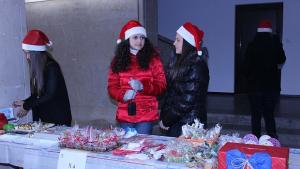 Коледен базар с лакомства за деца аутисти