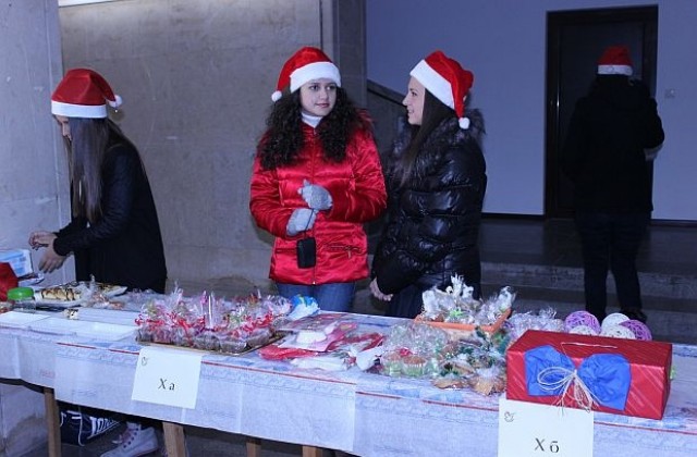 Коледен базар с лакомства за деца аутисти