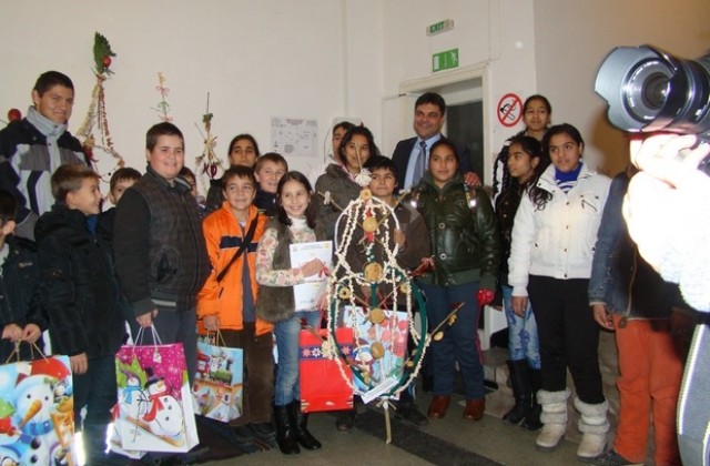 Първокласничка със специалната награда за сурвачка