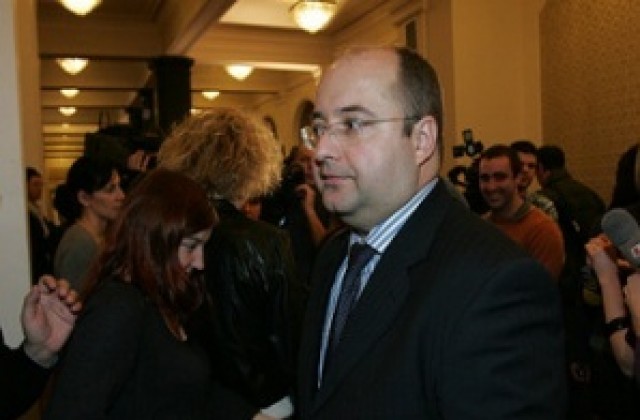 Всеки сам избира къде да седне в пленарната зала, заяви Четин Казак