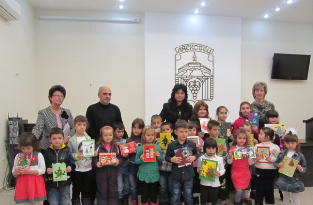 212 картички изработиха деца от Община Лясковец