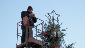 В Павликени грейва Коледна елха млади изпълнители пеят за жители