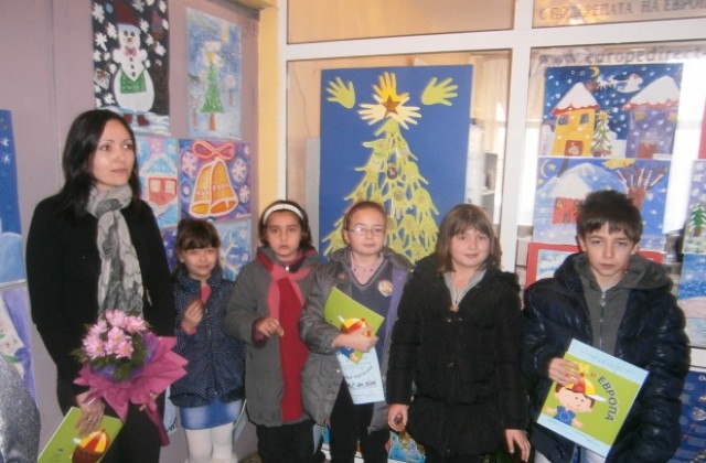 Деца от Кюстендил показаха своите приказни фантазии в коледна изложба