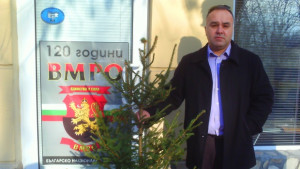 ВМРОКюстендил дари елха и един камион дърва