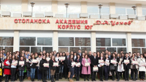 Ученици от 14 училища участват в състезание по банкиране