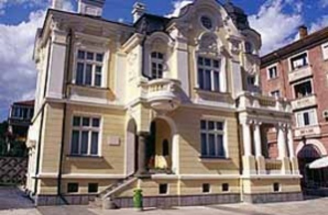 Оставиха неизвестни картини пред художествената галерия „Димитър Добрович” в Сливен