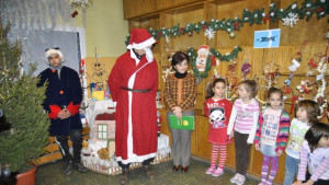 Дядо Коледа носи елхички във великотърновските детски градини