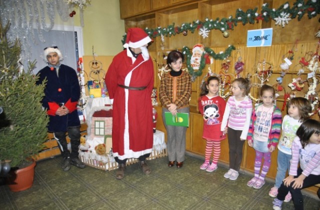 Дядо Коледа носи елхички във великотърновските детски градини