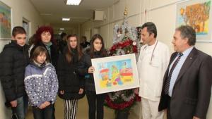 Таланти от СОУ Ем Станев дариха картини на детското отделение