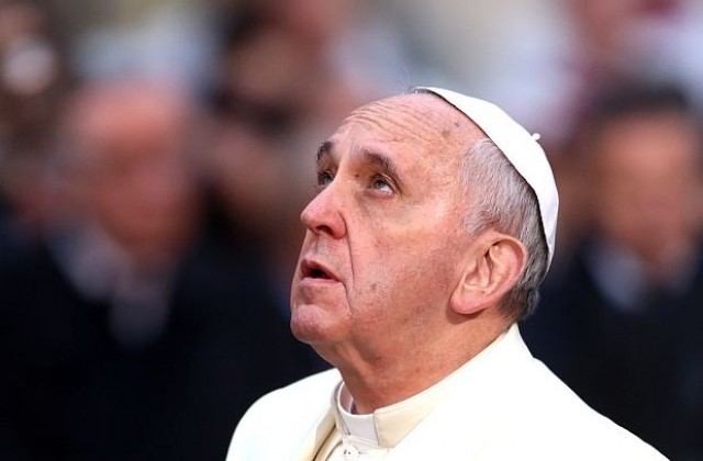 Папата атакува огромните заплати и премии като признак за алчността