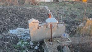 Гробищата в Дебелт поругани