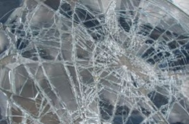 Мъж почупи автомобил, блъснал куче