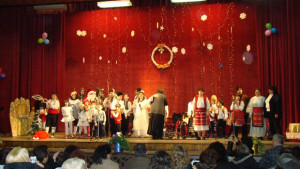 Коледа заблестя в очите на деца от дневен дом в