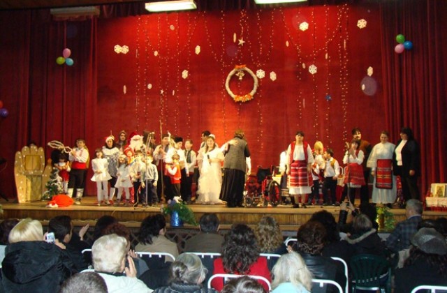 Коледа заблестя в очите на деца от дневен дом в Монтана