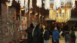 Деца подредиха коледна изложба в подкрепа на деца