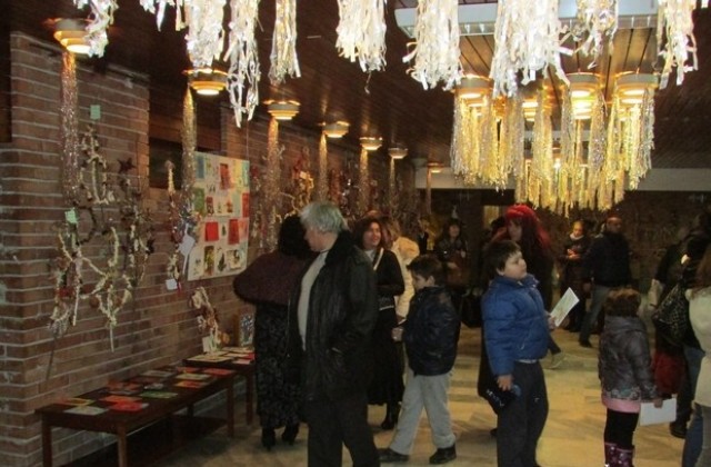 Деца подредиха коледна изложба в подкрепа на деца