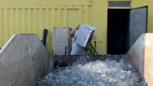 Варненски митничари унищожиха хиляди бутилки фалшив алкохол