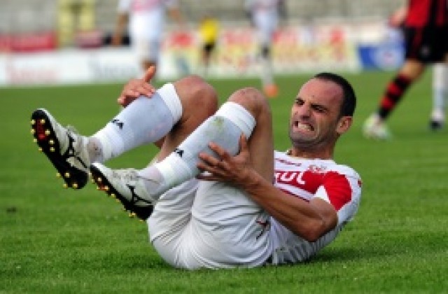 Апостол Попов и Фо-Поре с контузии след мача срещу Литекс, вдигат ги за Любимец