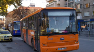 Автобусите се движат с празнично разписание