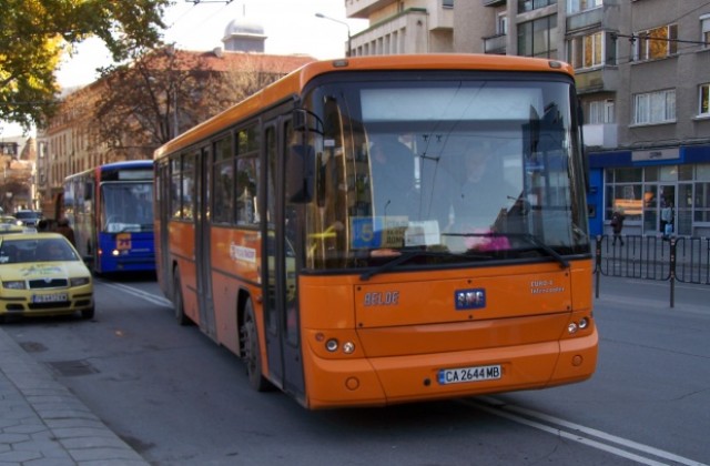 Автобусите се движат с празнично разписание