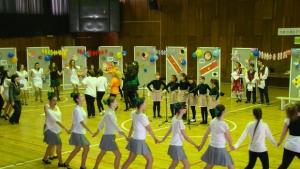 Коледноновогодишният фестивал продължава с традиционното надиграване