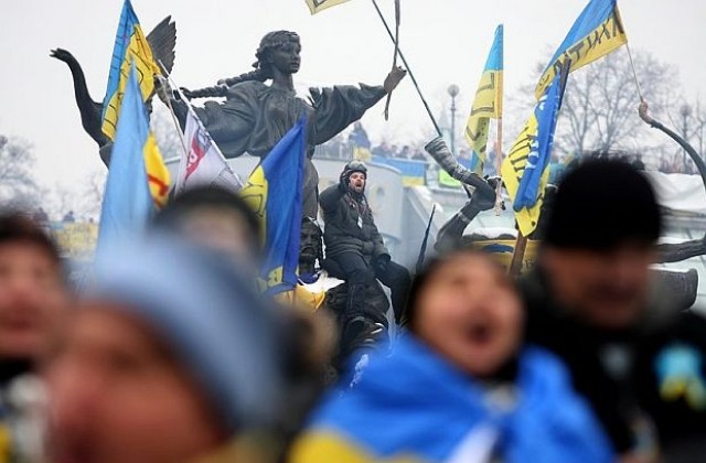 Хиляди привърженици на управляващите в Украйна се готвят за митинг в Киев