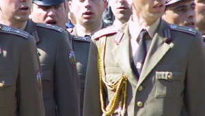 Военни помагат на деца на свои загинали колеги