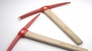 Мъж заби кирка в кола при саморазправа