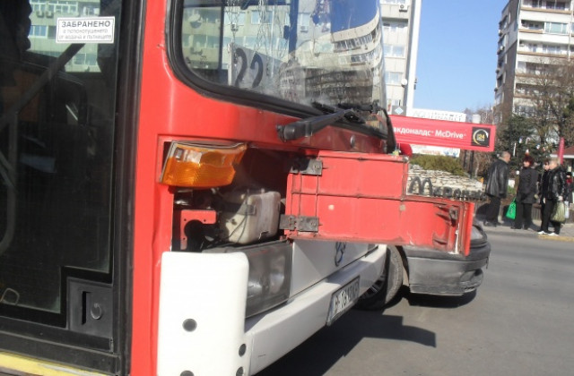 Автобус блъсна дете, пострада и пътник