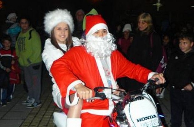 Дядо Коледа пристигна на мотор в Симитли