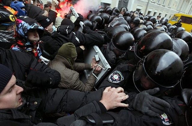 Отстраниха кмета на Киев е заради насилието срещу протестиращи