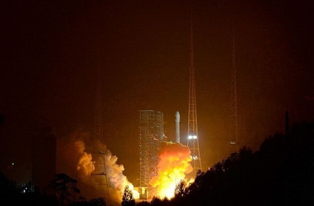 „Чанъе-3 каца на Луната