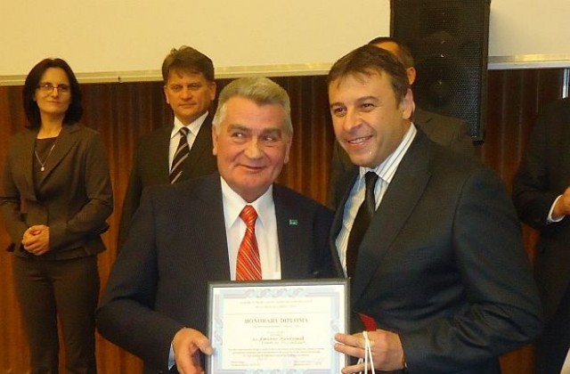 Кметът Камбитов с националната награда „Социален кмет-партньор”