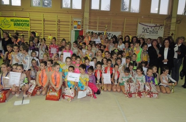 Три златни и едно бронзово отличие за малките гимнастички от клуб „Анелия“