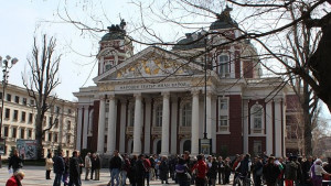 Край на безконтролното паркиране около Народния театър