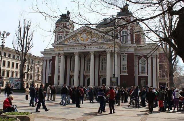 Край на безконтролното паркиране около Народния театър