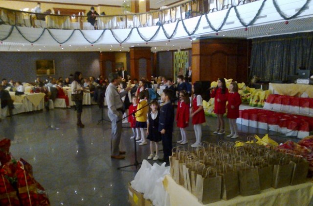 „Различни, но равни”  посрещнаха Коледа с усмивка