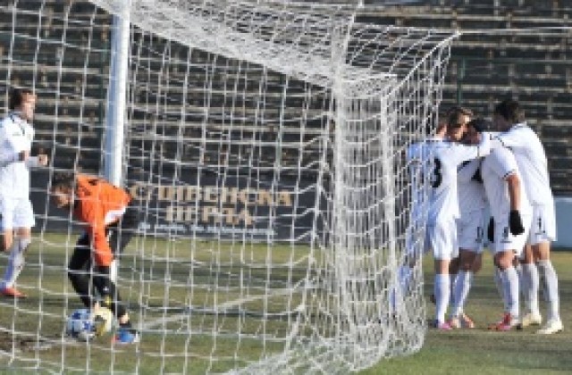 Славия тегли чертата за Черноморец