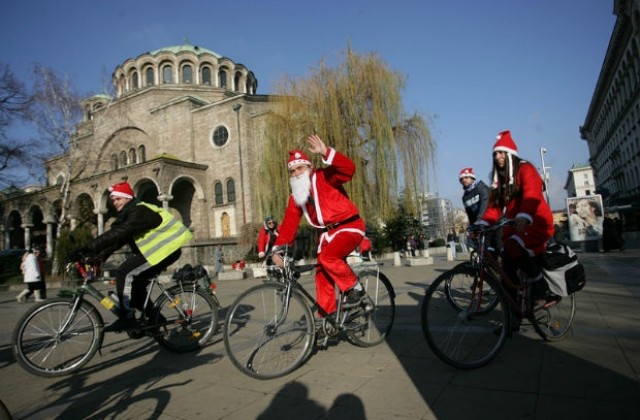 Дядо Коледа и джуджетата се разходиха на колела в центъра на София