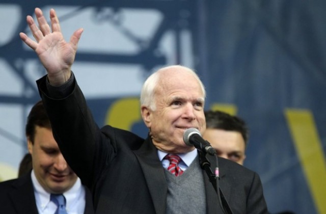 Сенаторът Джон Маккейн пред демонстранти в Киев: Америка е с вас!