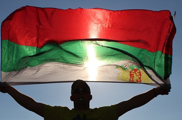 Вял протест пред британското посолство заради мерките срещу българите на острова