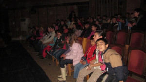 Благодетели продължават да подаряват театрални постановки