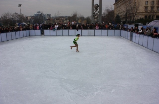 Отново слагат ледена пързалка на Центъра