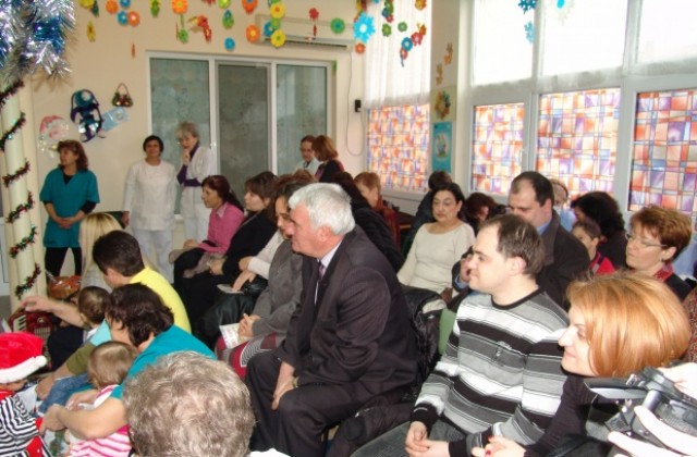 Областният управител зарадва с подаръци деца от дом в Дебелец