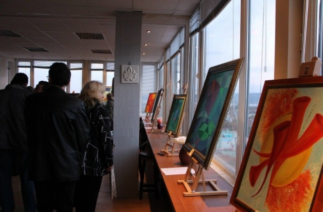 Изложба събира пари за деца с редки болести