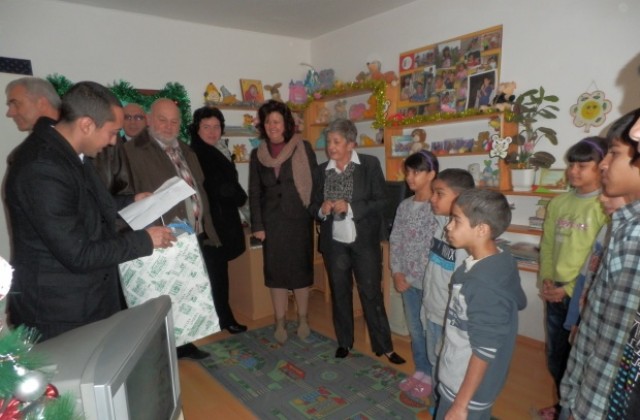 ПП ГЕРБ с подаръци за децата от груповите домове в Стара Загора