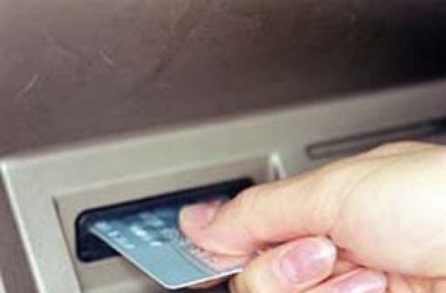 Хванаха пловдивчанин, пазарувал с крадена дебитна карта