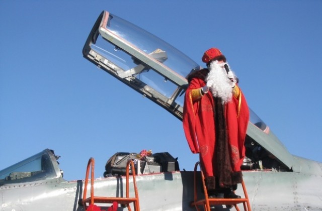 Деца от три дома за сираци, в очакване на Дядо Коледа