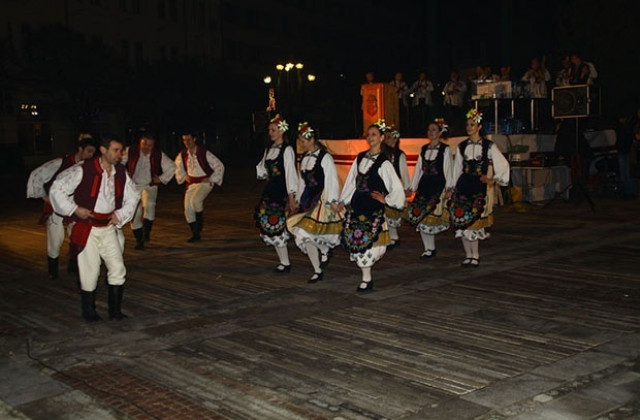 Общината подарява на великотърновци фолклорен концерт