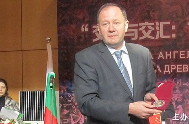 Миков подари 1000 книги на Пекинския университет за чужди езици